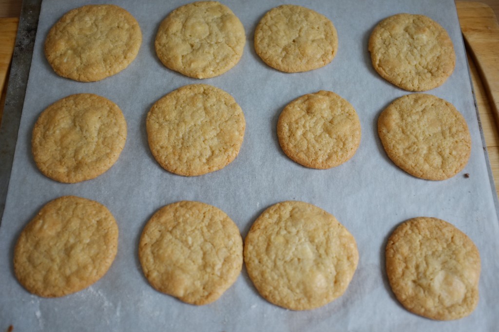 Les cookies sans gluten aux pépites de chocolat blanc à la sortie du four