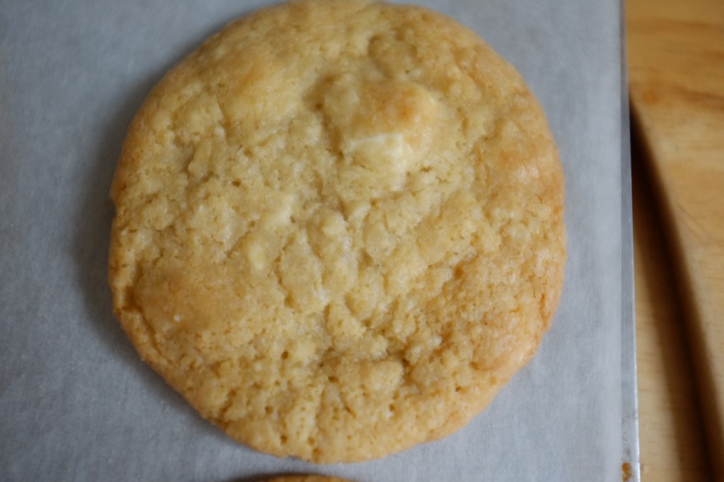 On aperçoit sur les cookies les pépites de chocolat blanc