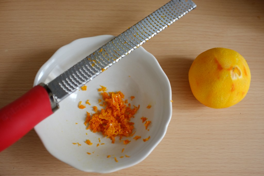 Le zeste d'une orange entière pour les biscotti sans gluten orange, amande et chocolat noir