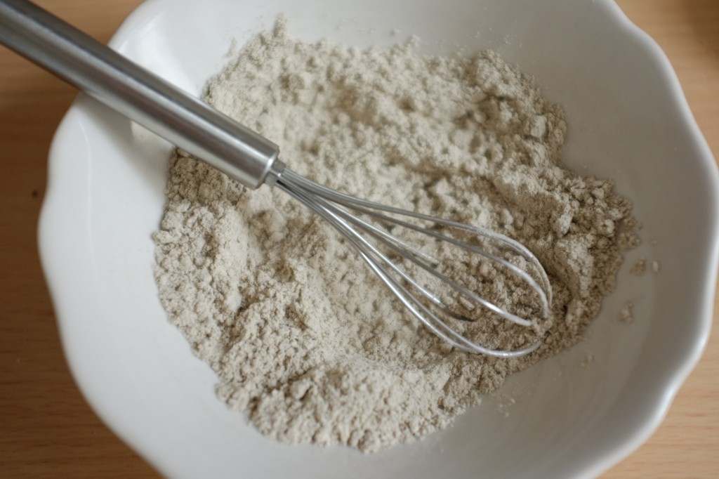 Pour cette recette sans gluten, j'utilise juste de la farine de sarrasin, ici mélanger à la pincée de sel pour la recette.