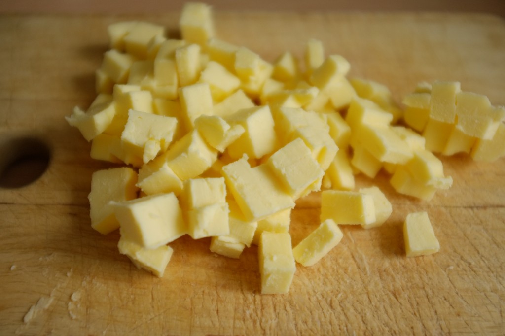 Le beurre est bien froid et coupé en tout petits morceaux