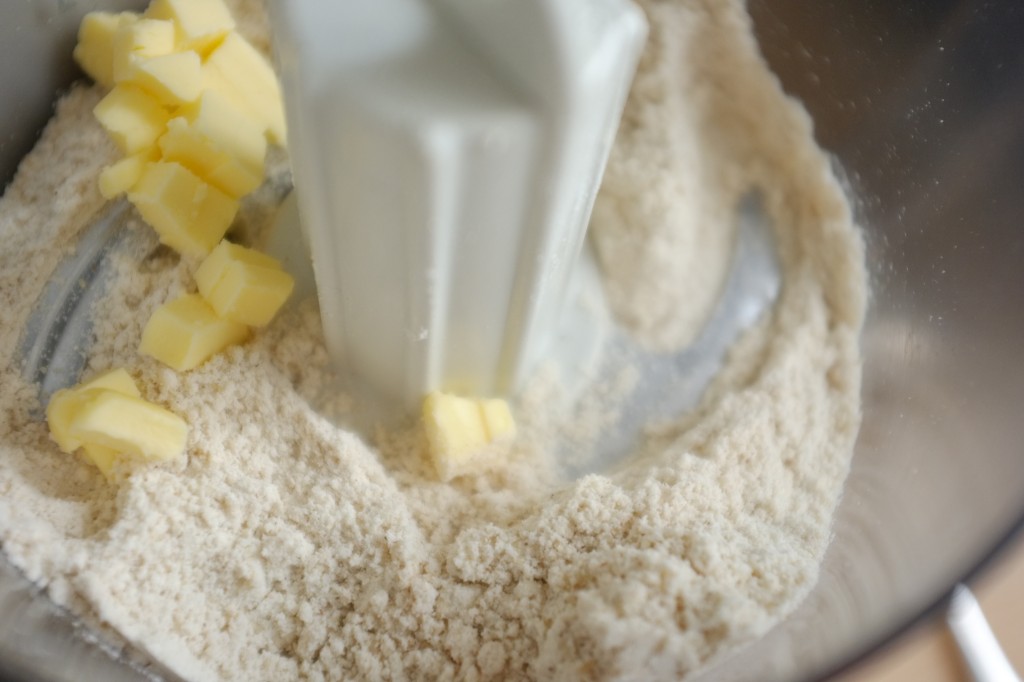 Cette recette sans gluten de fait avec la lame couteau du mixeur, comme la pâte sablée.