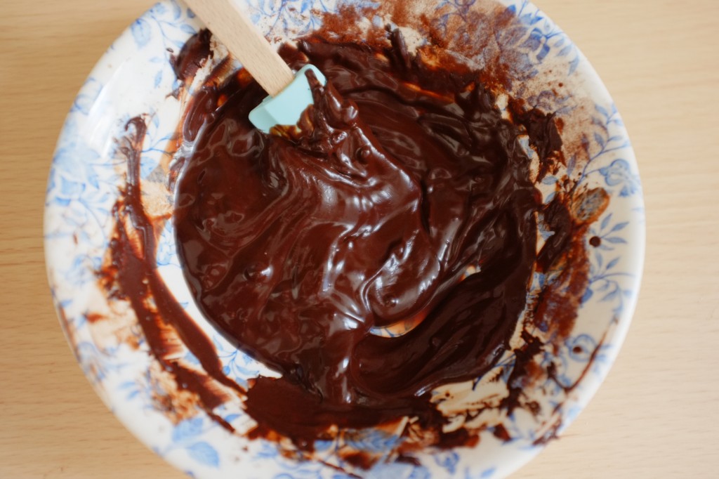 La poudre de cacao est déliée avec un peu d'eau tiède pour obtenir une texture crémeuse