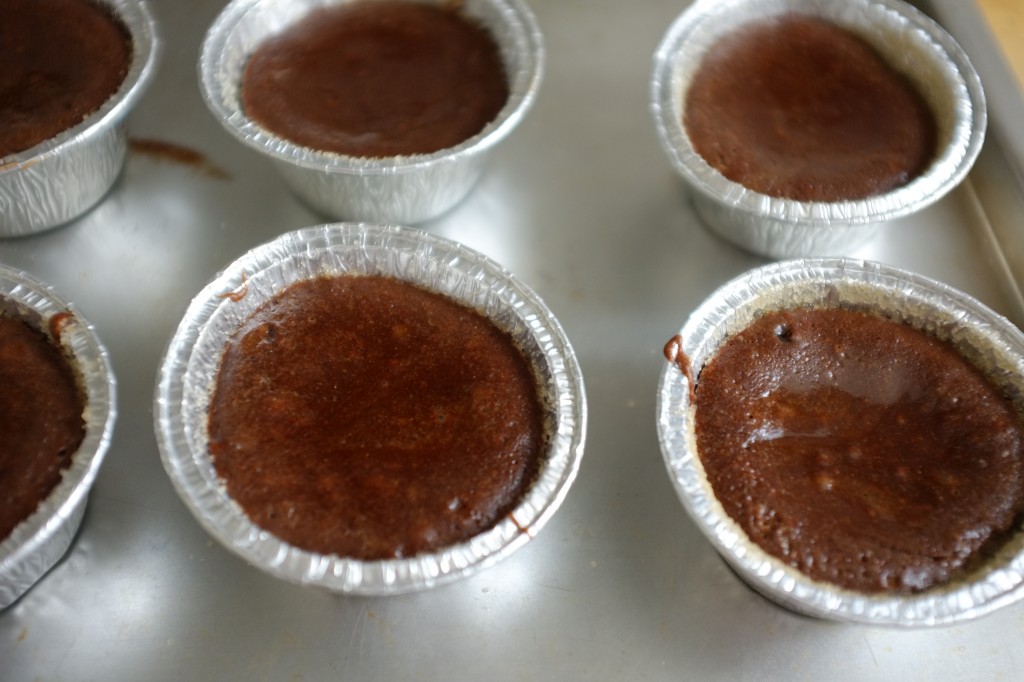 Les petits fondants sans gluten expresso-chocolat à la sortie du four