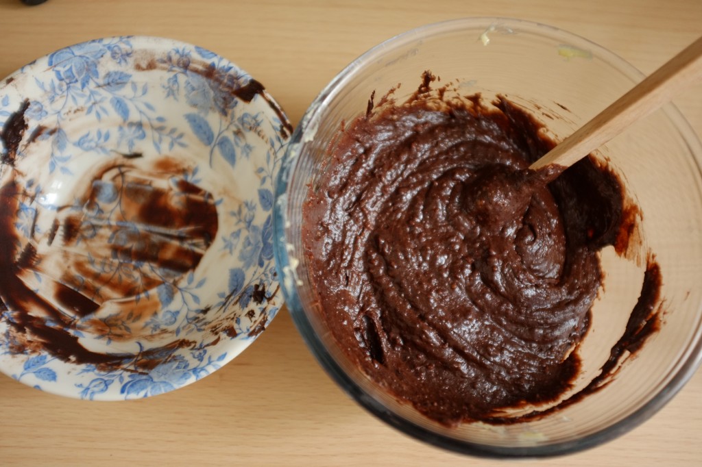 Le cacao crémeux est mangé au 1/3 de pâte sans gluten à la vanille.