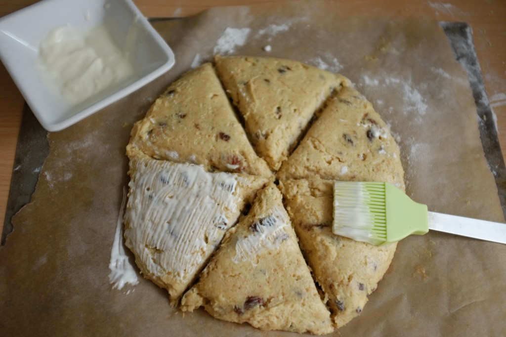 La pâte est badigeonnée de crème fraiche et saupoudrée de sucre de canne