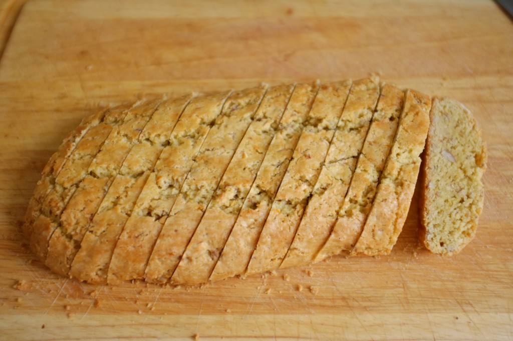 Il faut absolument que le pain soit complètement refroidi, puis je coupe les biscotti un peu en diagonal