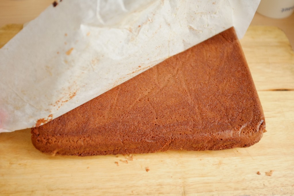 Le brownie chocolat est démoulé à l'envers sur une planche à découper, je pèle le papier cuisson.