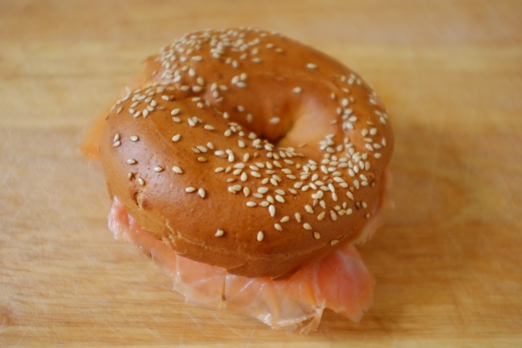 Le bagel sans gluten au saumon pour mon voyage