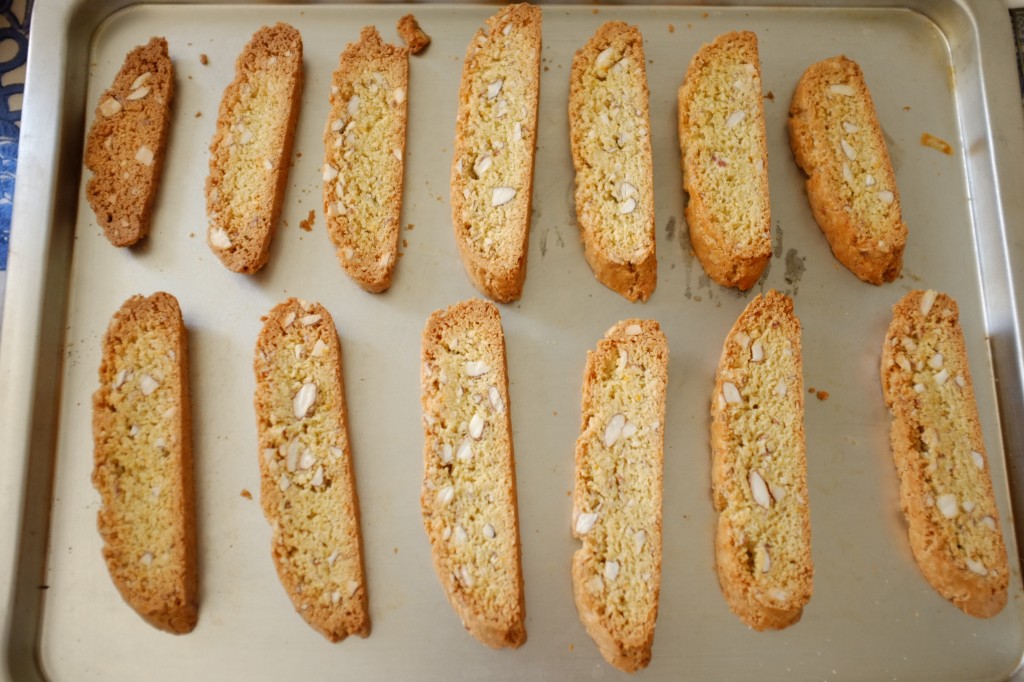 Les tranches de biscotti sans gluten sont cuitent une seconde fois au four
