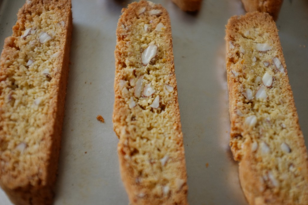 On aperçoit les éclats d'amandes et les zestes d'orange