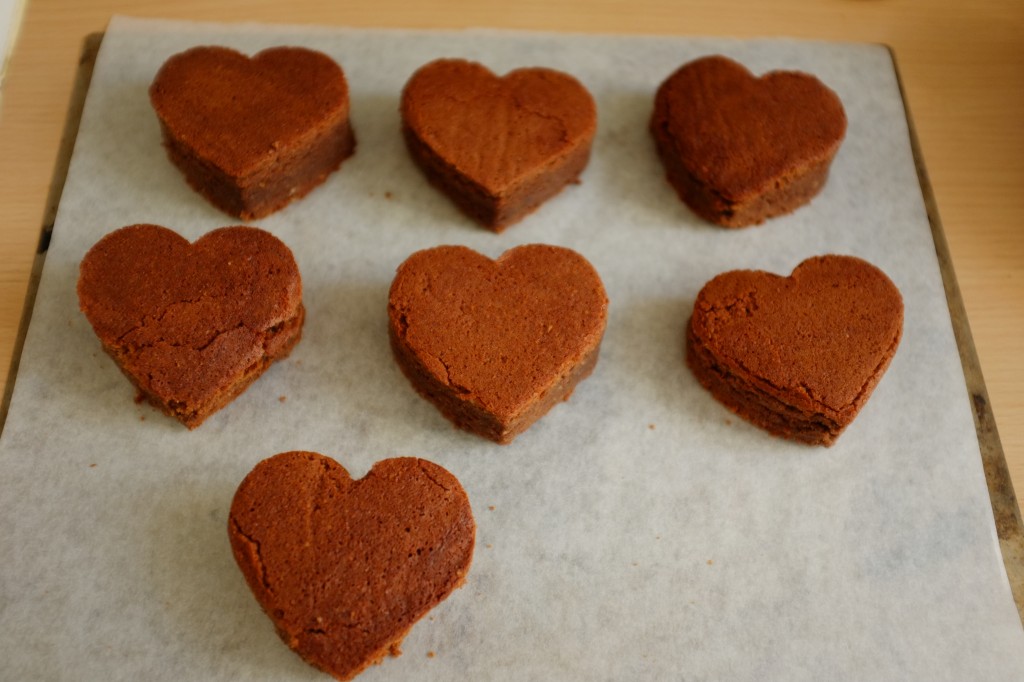 Les coeurs de brownie sont déposés sur une autre planche.