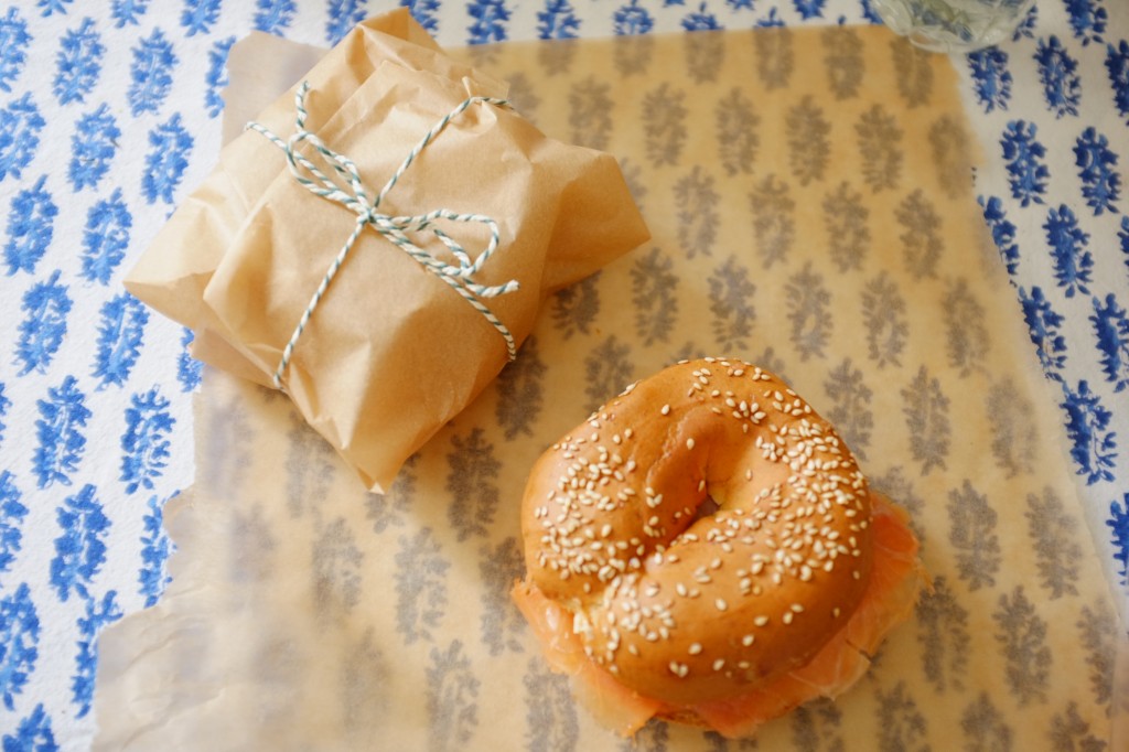 J'emballe mes bagels sans gluten dans du papier cuisson pour les transporter