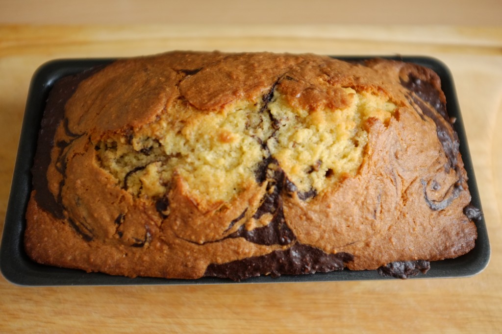 Le cake marbré sans gluten au chocolat à la sortie du four