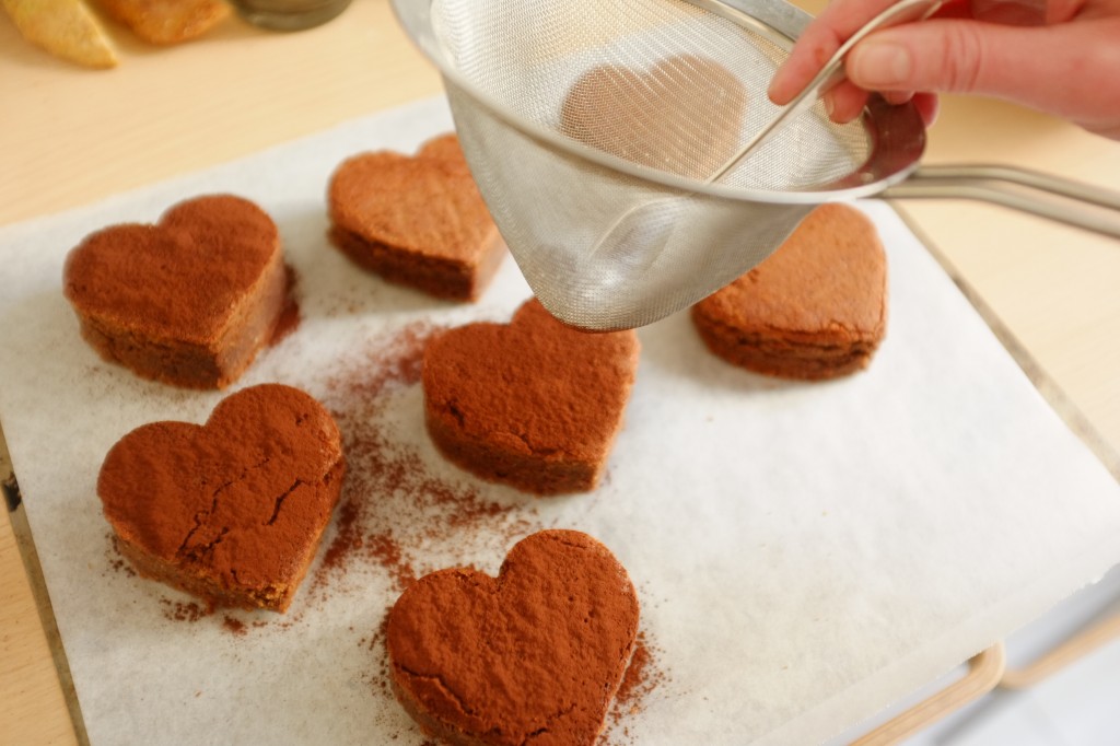 Les brownie sans gluten sont saupoudrés de poudre de cacao noir sans gluten