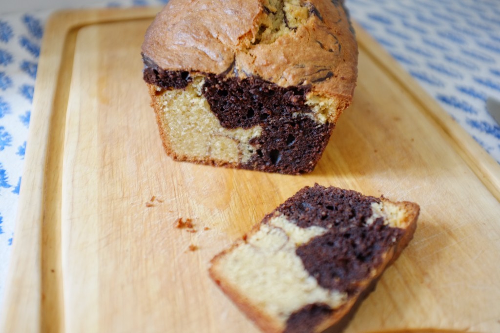 Une fois complètement refroidi, je peux tranché le cake marbré sans gluten sans crainte qu'il ne s'émiette