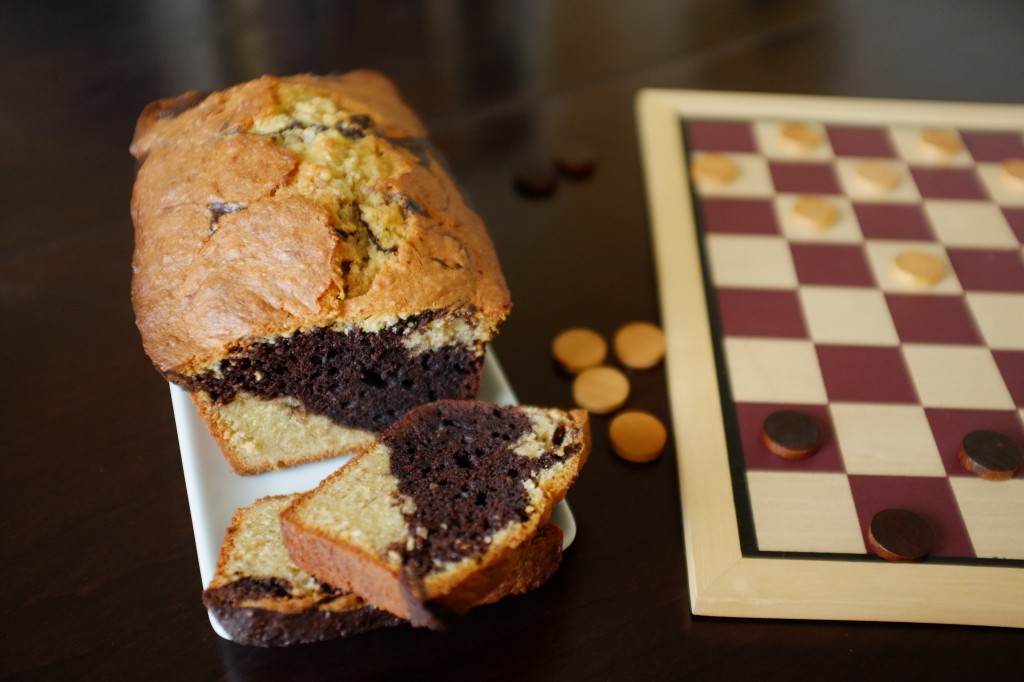 Le cake sans gluten marbré au chocolat prêt pour le goûter