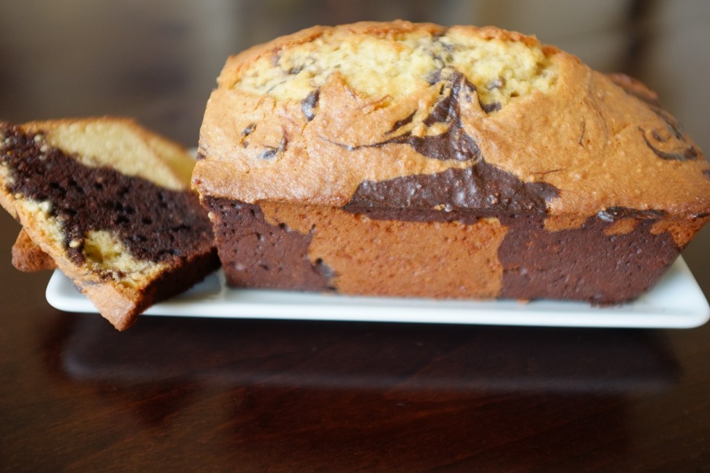 Le cake sans gluten marbré au chocolat de profil ressemble à un damier...