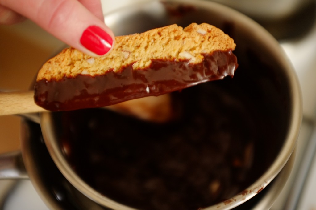 Je trempe la moitié horizontale du biscotti dans le chocolat noir sans gluten