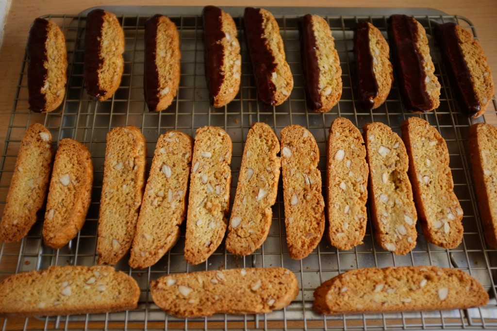 Les biscotti sans gluten orange, amande et chocolat noir refroidissent sur une grille.