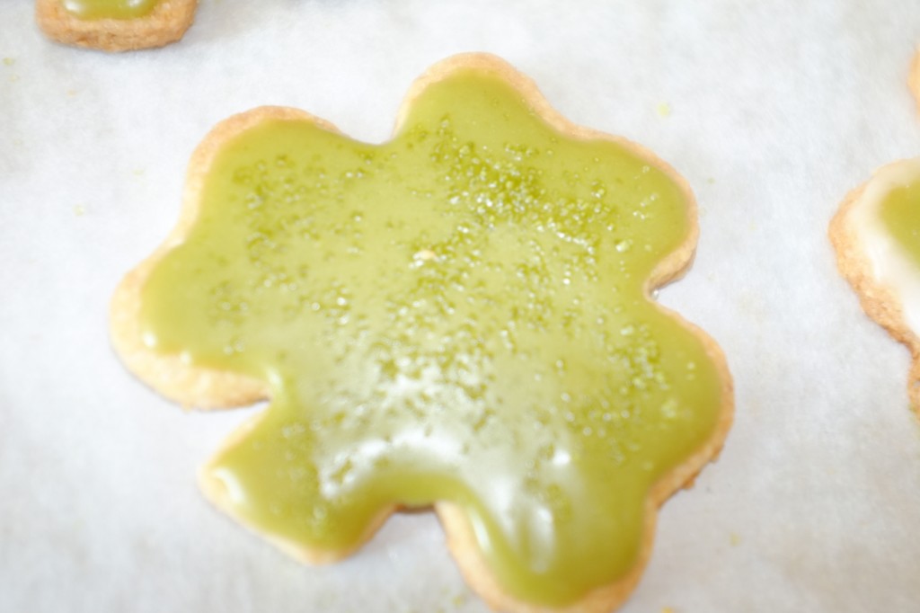 Je saupoudre le glaçage de sucre de canne , également coloré en vert, pour donner du relief...