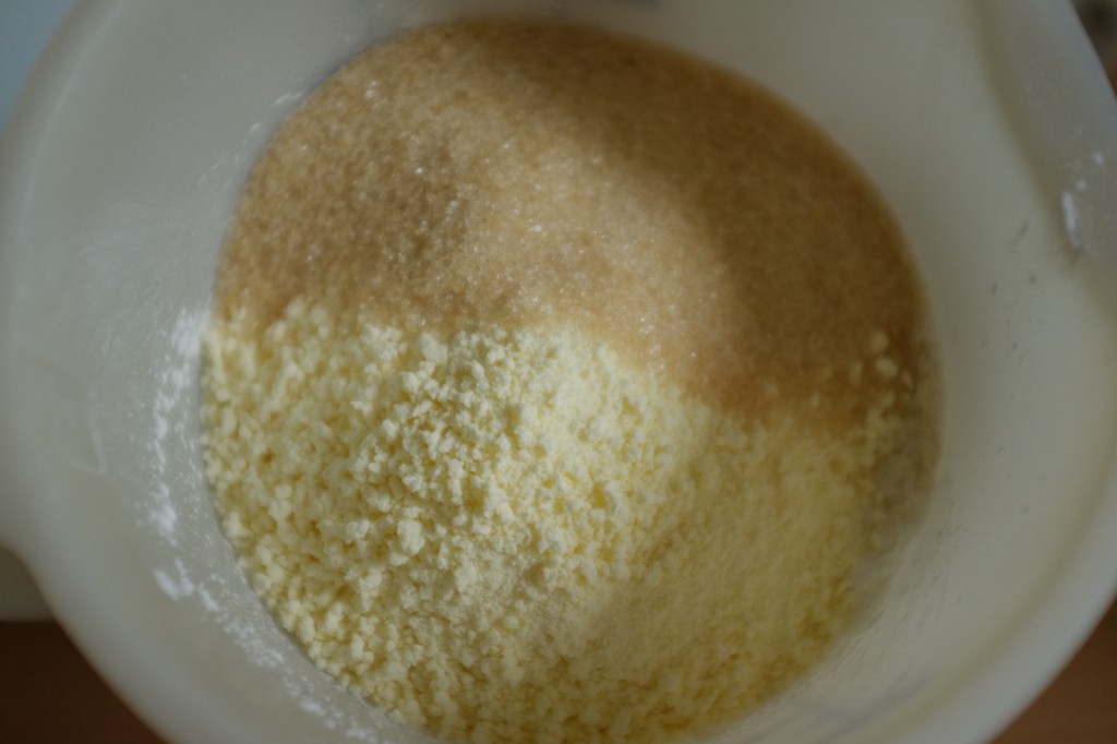 Le sucre et le lait en poudre au dessus des farines sans gluten