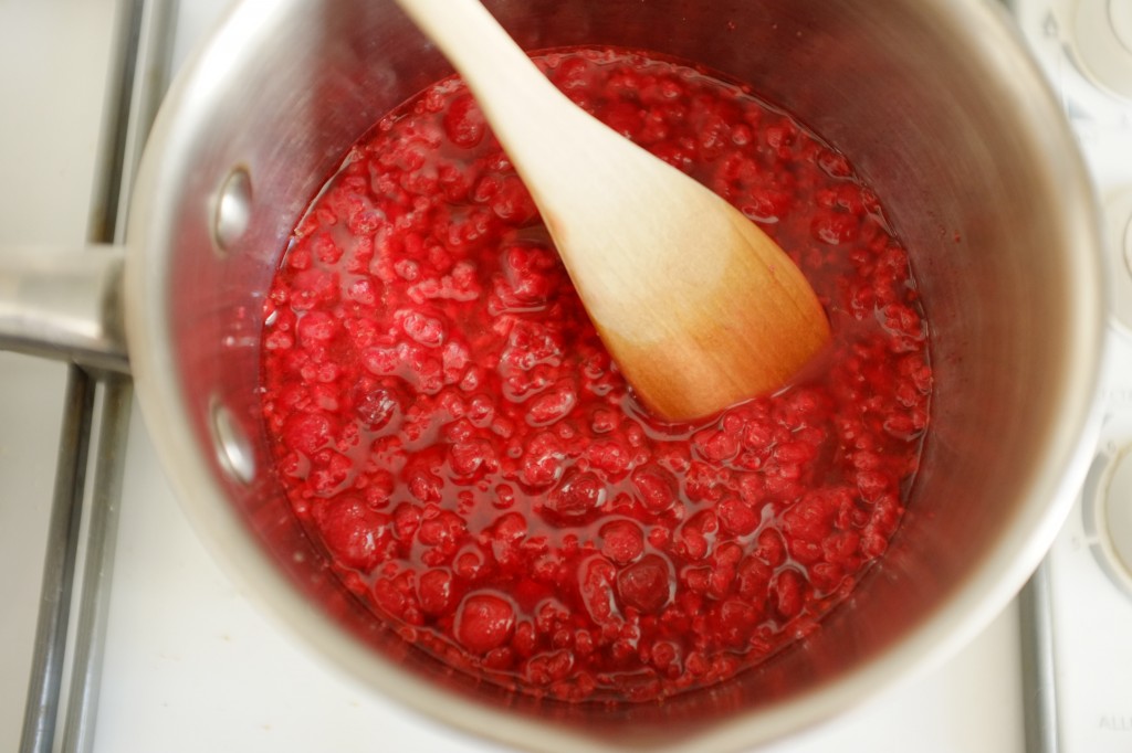 Je cuis les framboises 5 mn avec du sucre roux pour faire un concentré