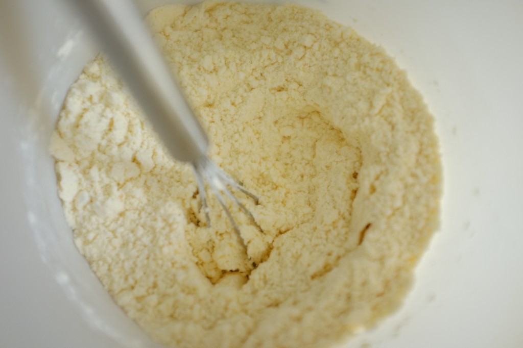 Les "ingrédients secs" sans gluten sont mélangées ensemble avant toute incorporation au reste de la recette, ici la farine de maïs apporte une belle couleur jaune pâle.