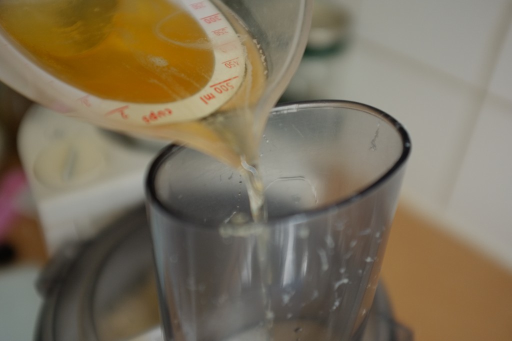 Je verse doucement la bière sans gluten dans la pâte à pain