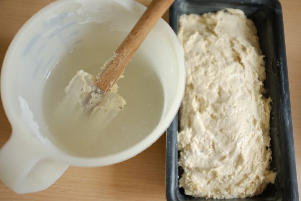 La pâte sans gluten est très collant, je mouille la spatule en silicone pour lisser le dessus