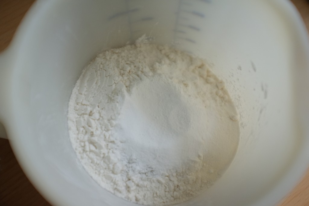 Les ingrédients secs sans gluten : je tamise la bicarbonate pour éviter les grumeaux.