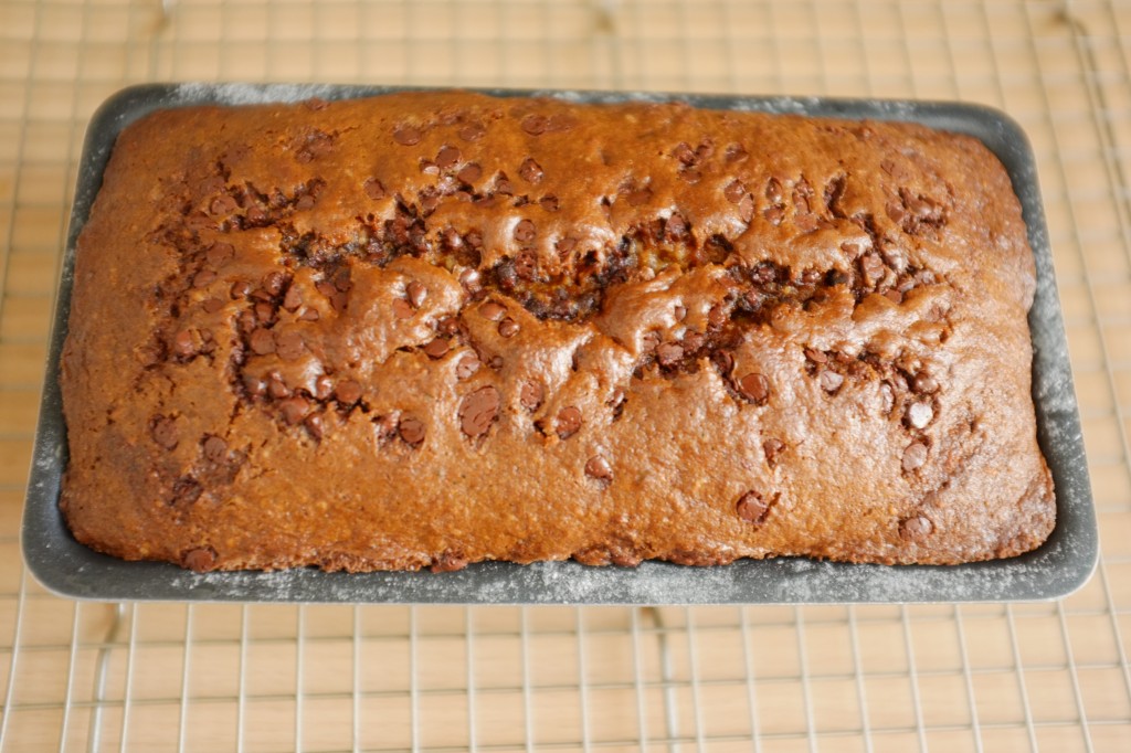 Le cake sans gluten banane-chocolat à la sortie du four