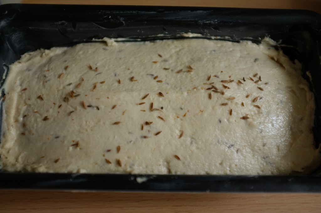 Bien lissé, je rajoute quelques graines de cumin sur le dessus du pain sans gluten