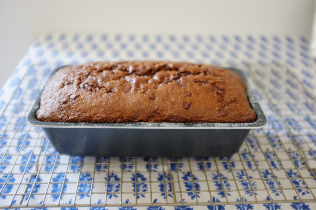 Le cake sans gluten banane-chocolat à la sortie du four avant d'être démoulé.