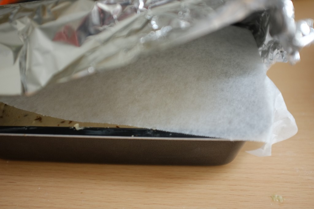 Comme je n'aime pas que l'aluminium touche directement mes aliments, je glisse en dessous une feuille de papier cuisson