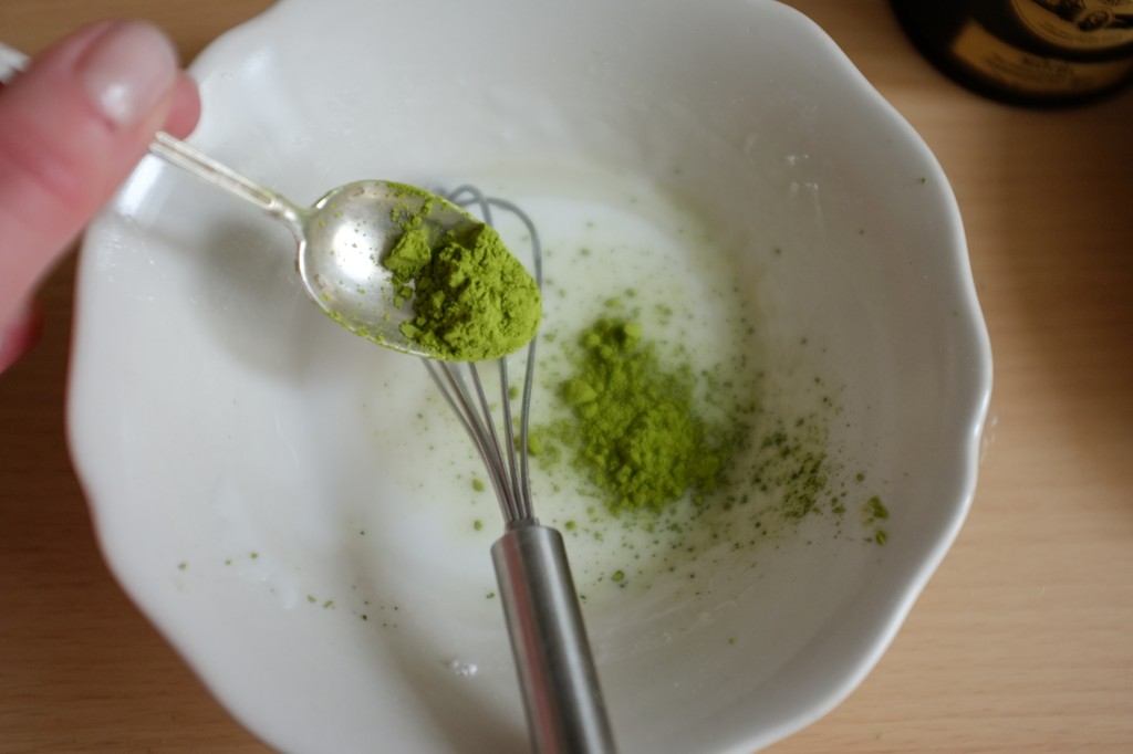 Pour colorer le glaçage je dépose un petit peu de poudre de thé Matcha