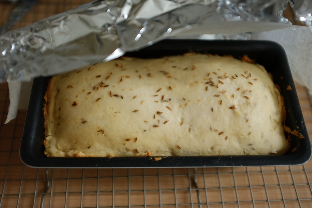 Après 25 mn, le pain sans gluten à commencé à lever sous l'aluminium...