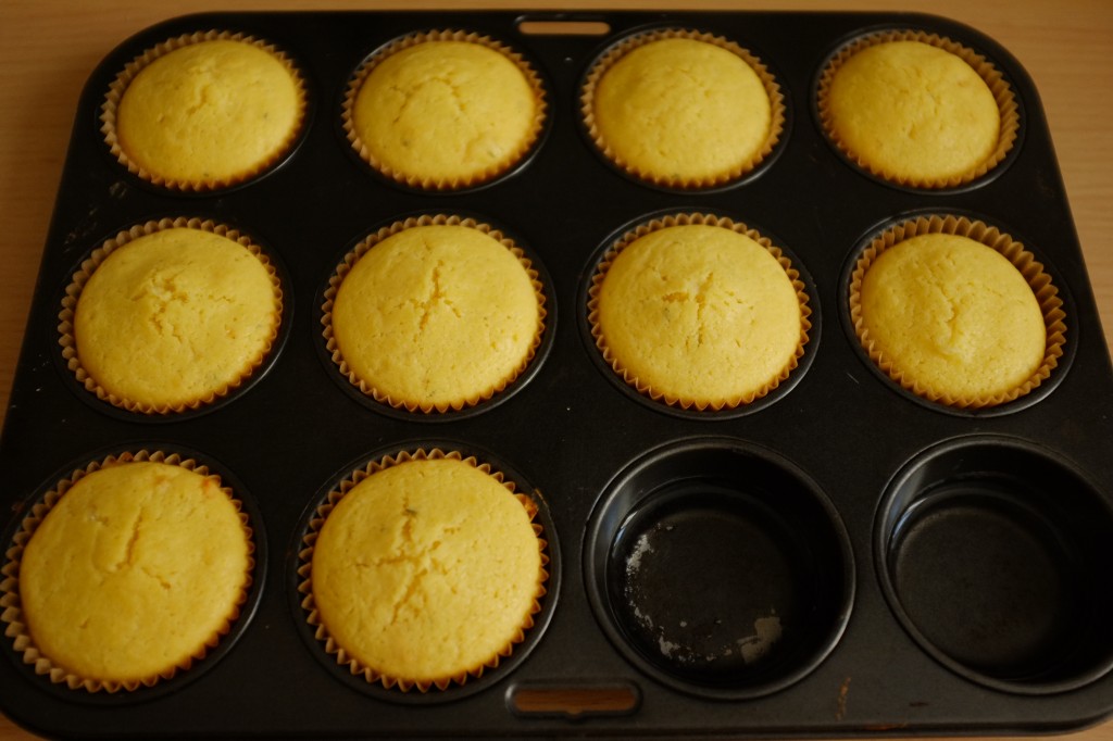 Les muffins maïs et cheddar sans gluten à la sortie du four