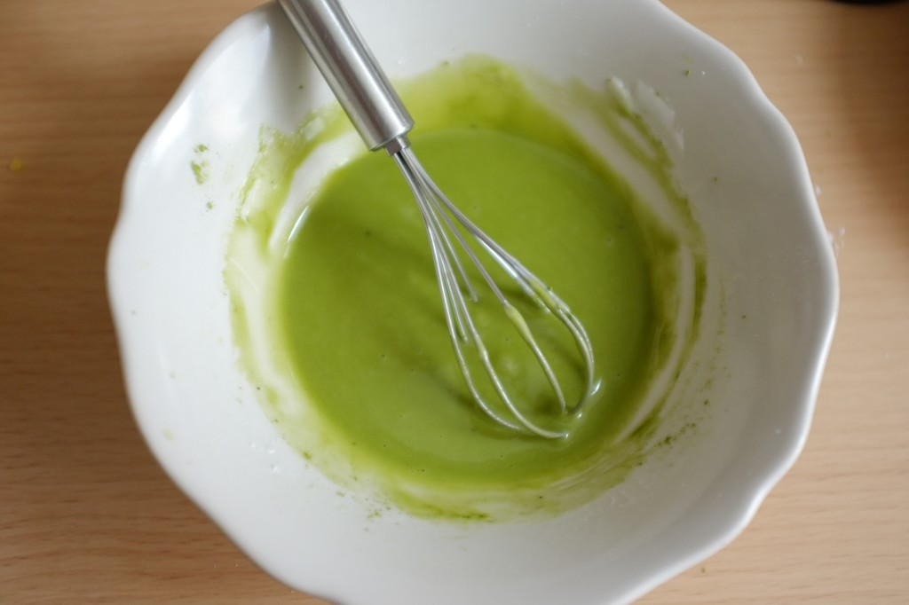 Voilà un magnifique glaçage vert coloré sans gluten et naturel