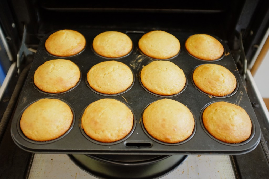 Les cupcakes vanille à la sortie du four: je les laisse 10 mn refroidir devant la grille du four pour éviter le choc thermique et qu'ils retombent...