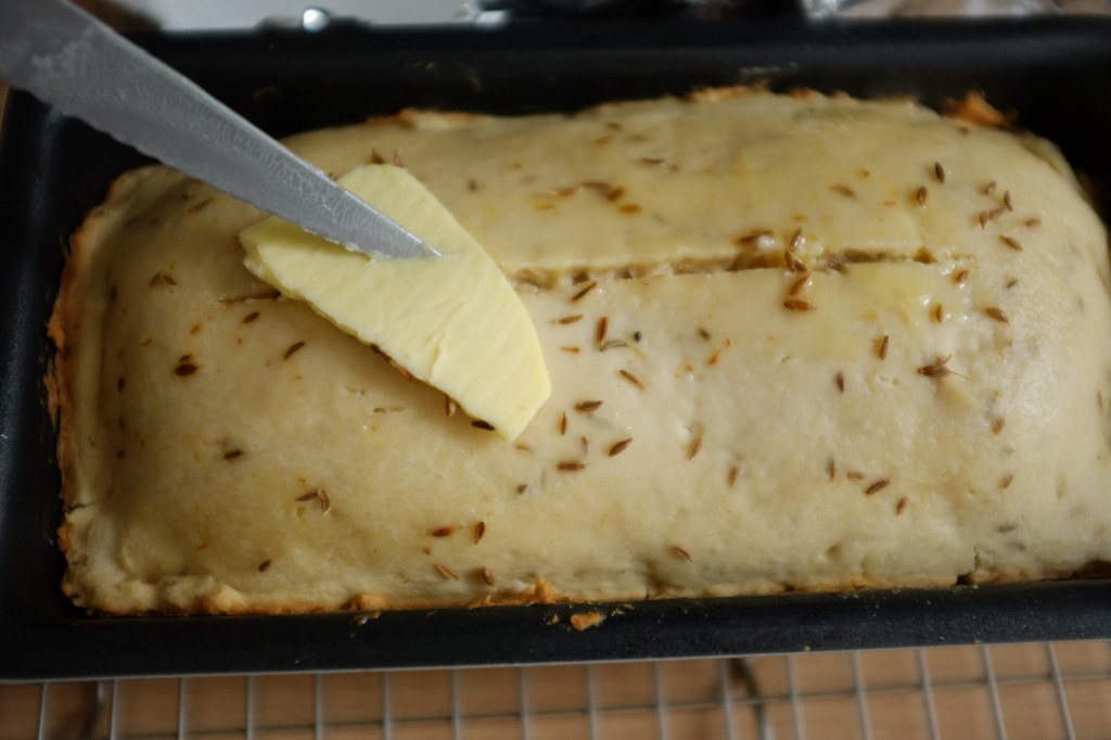 Je fais fonde un morceau de beurre sur le dessus du pain sans gluten