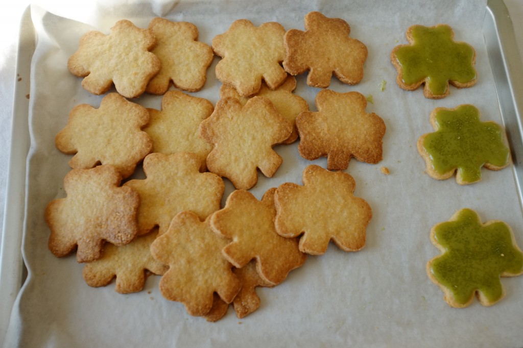 Les biscuits sans gluten en trèfle attendent d'être glacés