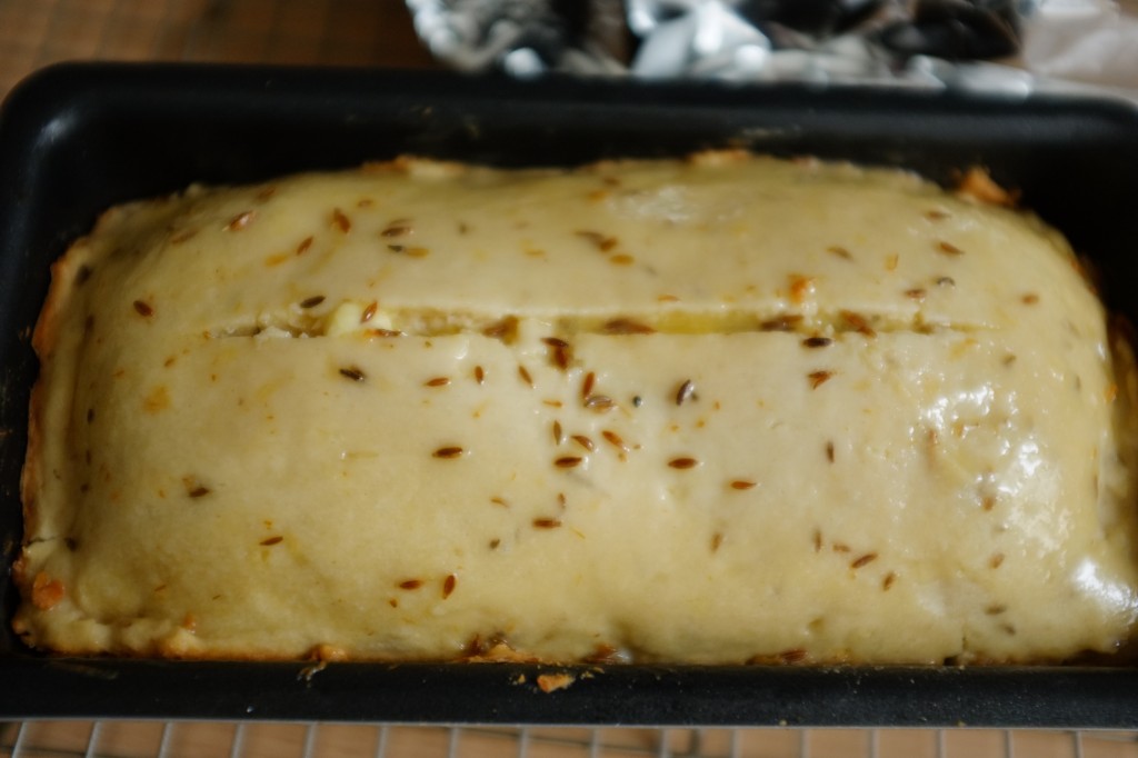 Le pain sans gluten à la bière et au cumin avant d'être enfourné pour la seconde fois