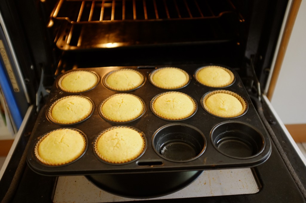 Je laisse reposer les muffins devant la porte de mon four ouvert 10mn.