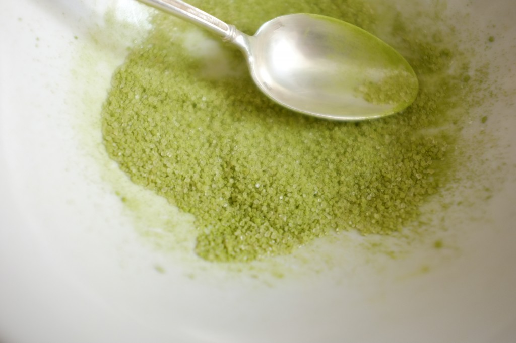 Je fais la même coloration avec du sucre de canne en poudre et un peu de poudre de thé Matcha, 