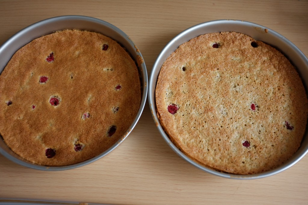 Les gâteaux à la framboise à la sortie du four.