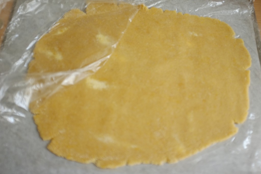 La pâte sans gluten pour les biscuits trèfle Irlandais à la sortie du réfrigérateur