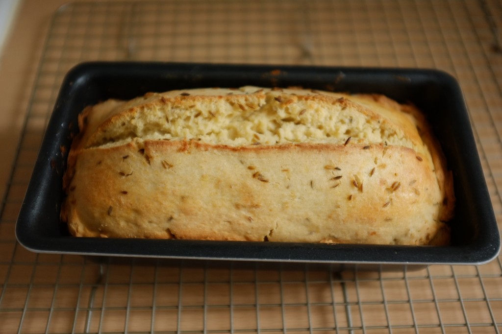 Le pain sans gluten à la bière et au cumin à la sortie du four