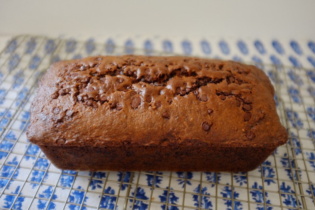 Le cake sans gluten banane-chocolat refroidit sur une grille avant d'être tranché