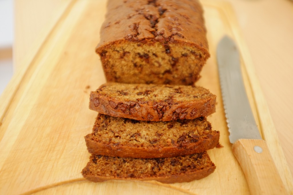 Une fois bien refroidit, le cake sans gluten banane-chocolat peut enfin être tranché